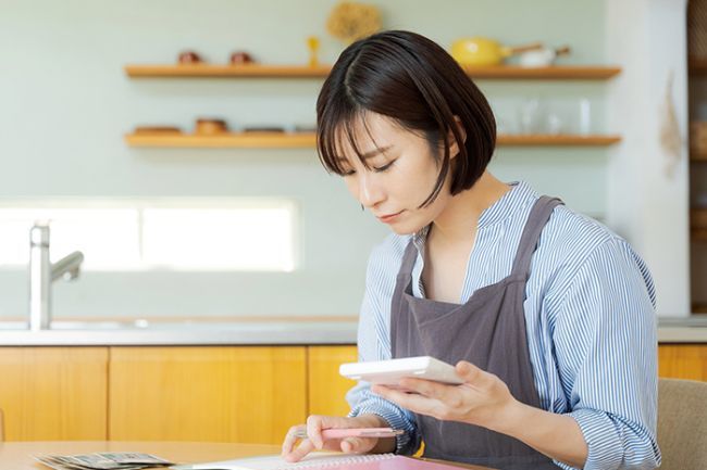 家計簿をつけている女性