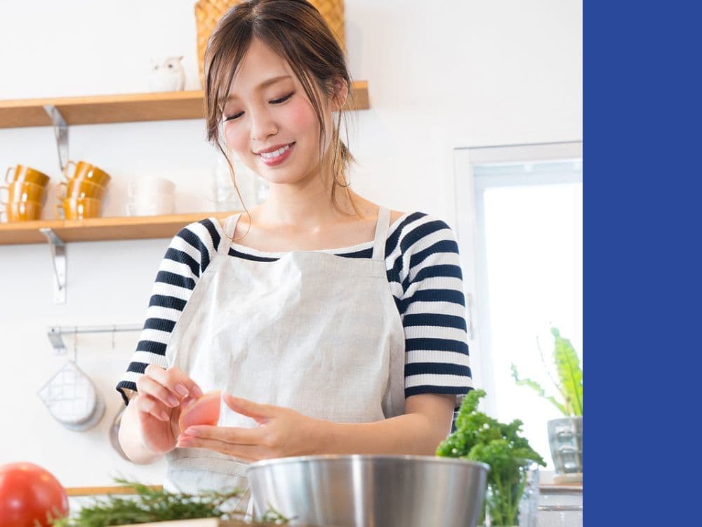 料理をしている女性